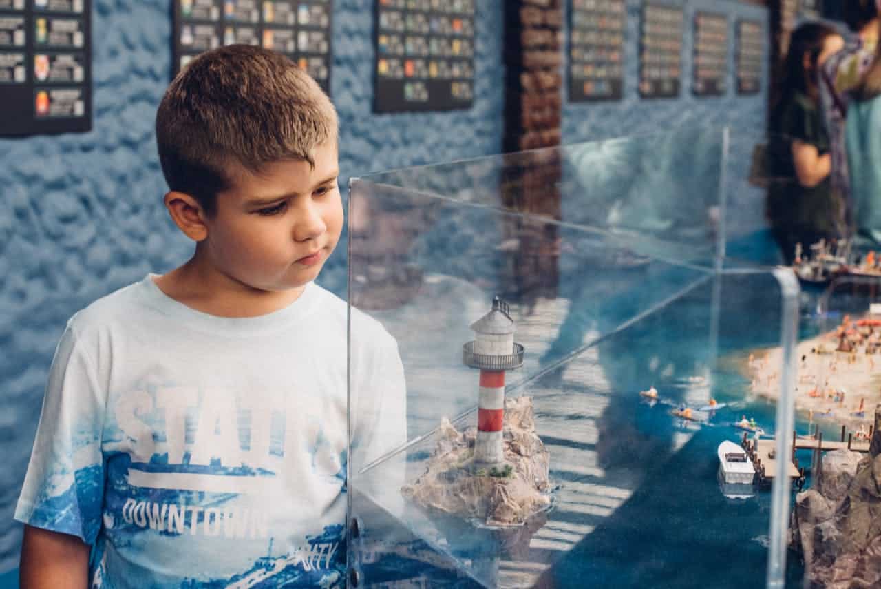 kid looking at a ship